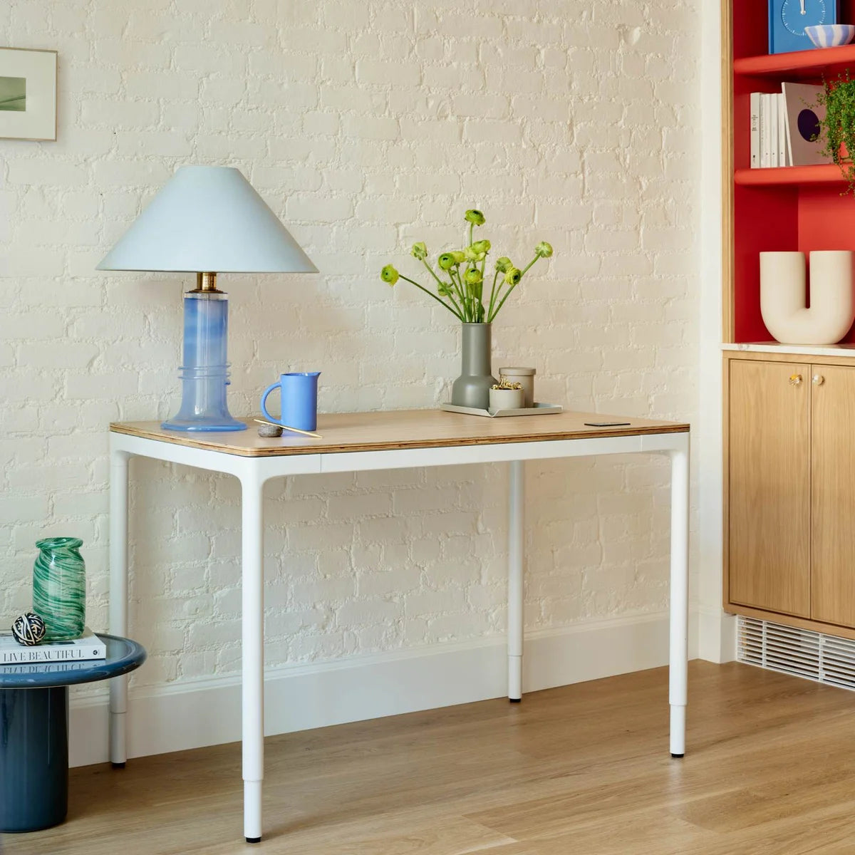 Top Color:Woodgrain; Leg Color:White; Desk Size:59 inches x 27 inches;