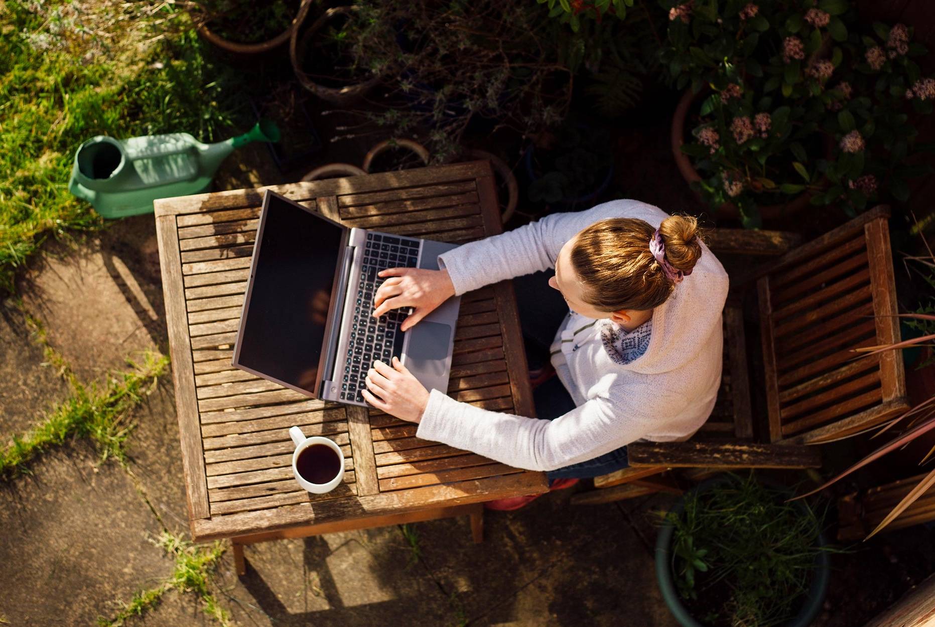 10 Tips for Creating a Comfortable Outdoor Workspace