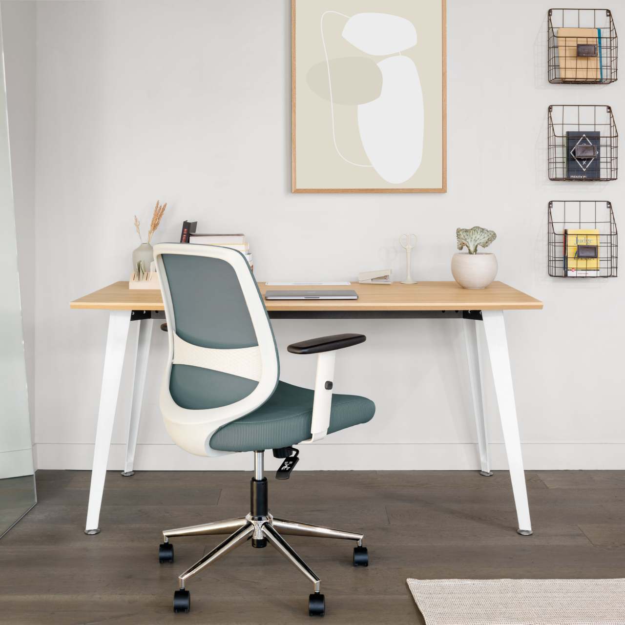 Seat Color:Slate; Frame Color:White; Condition:Like New