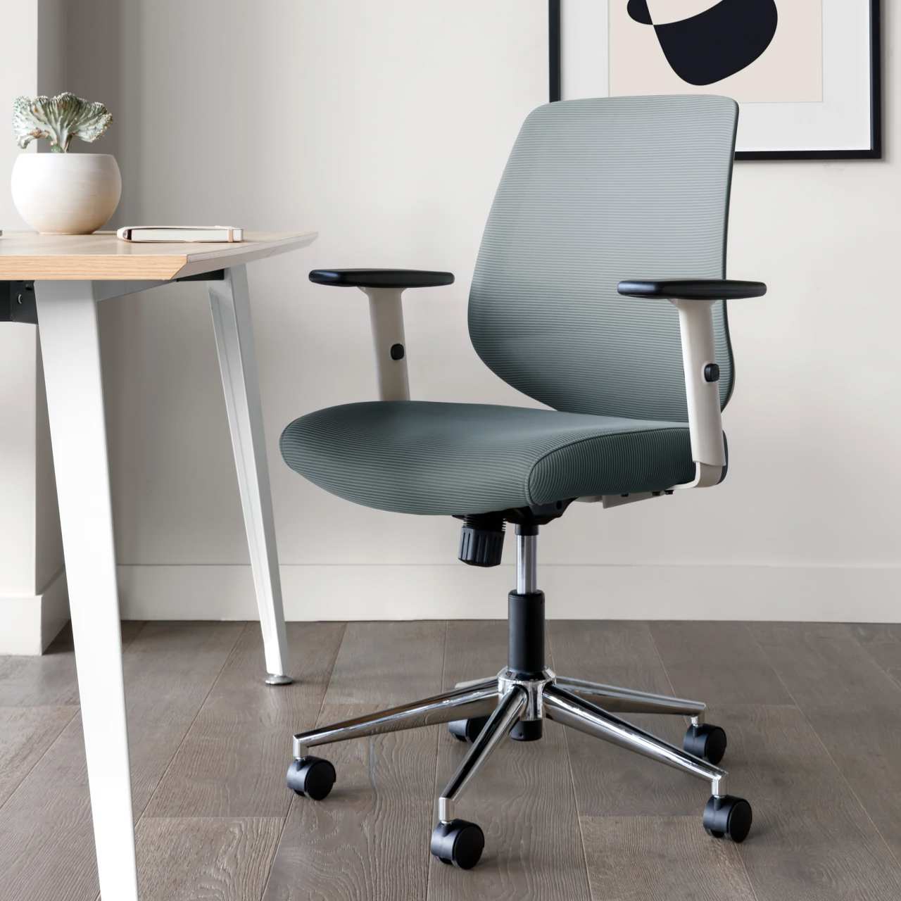 Seat Color:Slate; Frame Color:White; Condition:Like New